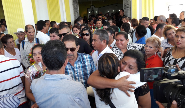 Familiares y amigos acuden a las honras fúnebres. /Foto José Vásquez