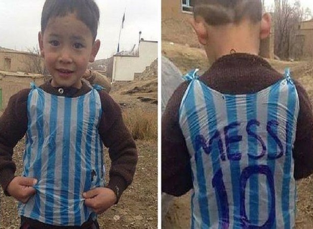 El niño con su camiseta de plástico. Foto/Redes sociales El niño con su camiseta de plástico. Foto/Redes sociales