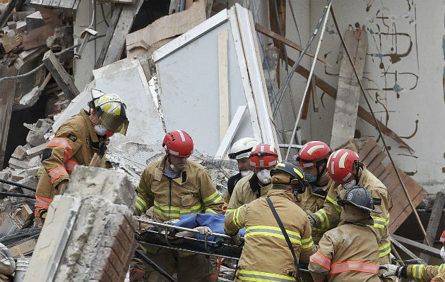 La otra persona atrapada es un trabajador de la construcción, de acuerdo con el jefe de bomberos de Sioux Falls, Jim Sideras. Los rescatistas también sacaron con vida a un perro de entre los escombros.FOTO/AP
