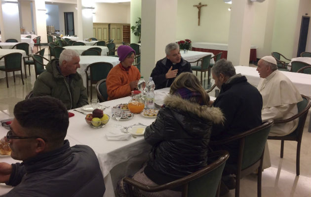 Los invitados le ofrecieron al papa un ramo de girasoles. Fueron elegidos de entre los indigentes que se quedaban en la plaza de San Pedro y en las duchas para desamparados establecidas por la oficina de limosnas del papa. FOTO/EFE