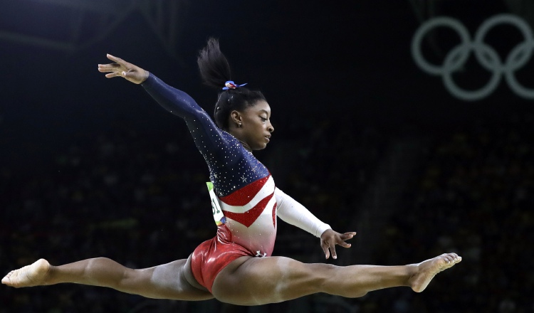 Simone Biles, en su actución en los Juegos Olímpicos 2016. AP