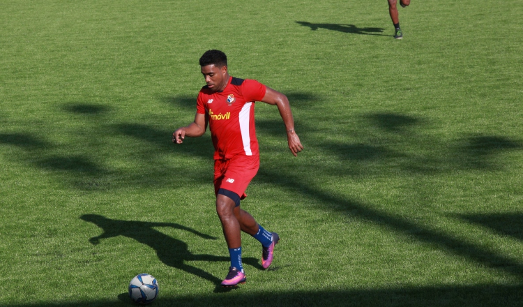 El mediocampista Ricardo Buitrago entrena con la Roja para la Copa Centroamericana 2017. /Foto Anayansi Gamez