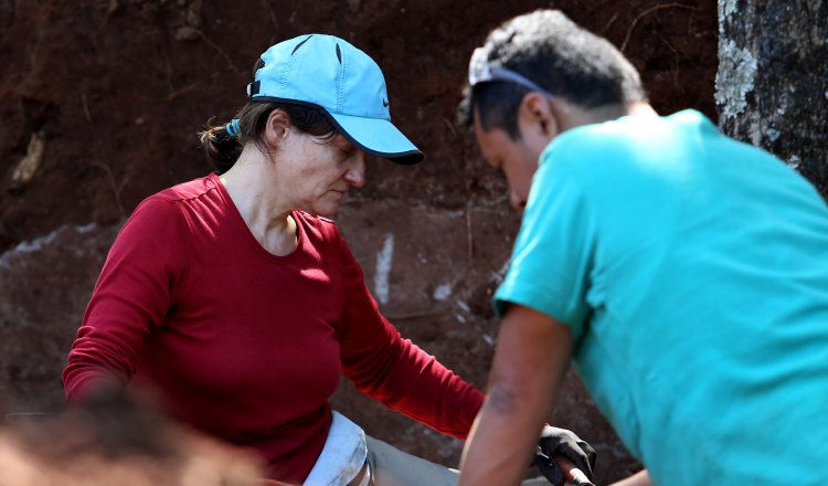 El Equipo Argentino de Antropología Forense (EAAF), que encabeza las exhumaciones de la masacre salvadoreña de El Mozote de 1981. /Foto EFE