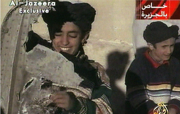 Hamza bin Laden cuando era niño (izq.). Foto AP