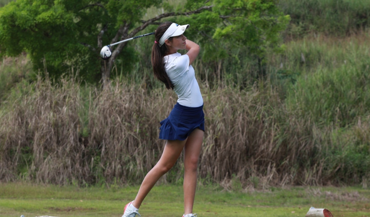 Carla Álvarez durante  el evento final de Apagolf Sub-18, el pasado mes de diciembre en el Club de Golf de Panamá. /Foto Anayansi Gamez