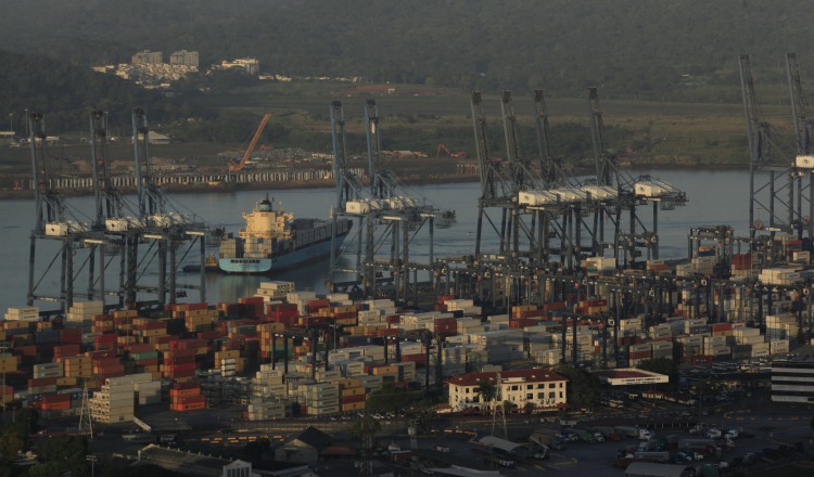 El año pasado hasta noviembre, los puertos panameños perdieron 700 mil contenedores de trasbordo. Víctor Arosemena