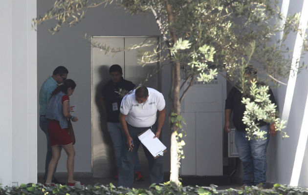 Peritos del Instituto Jalisciense de Ciencias Forenses investigan, el área del tiroteo. FOTO/EFE