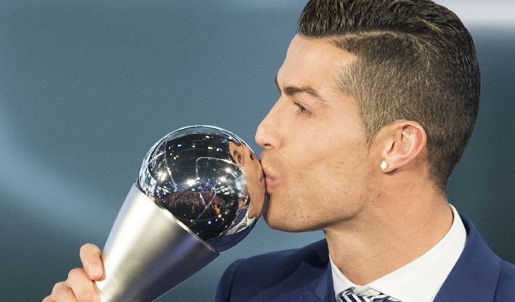 CR7  dio las gracias a todos los que le han votado para este galardón, se despidió señalando: ‘No tengo más que decir. Creo que el premio habla por sí mismo. Estoy muy feliz. Gracias a todos’.