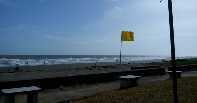 Bandera amarilla en la playa los Uveritos. FOTO/Cortesía Sinaproc