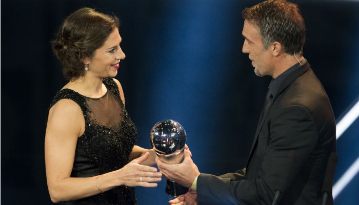 Carli Lloyd recibe su premio en manos del argentino Gabriel Batistuta Foto:AP