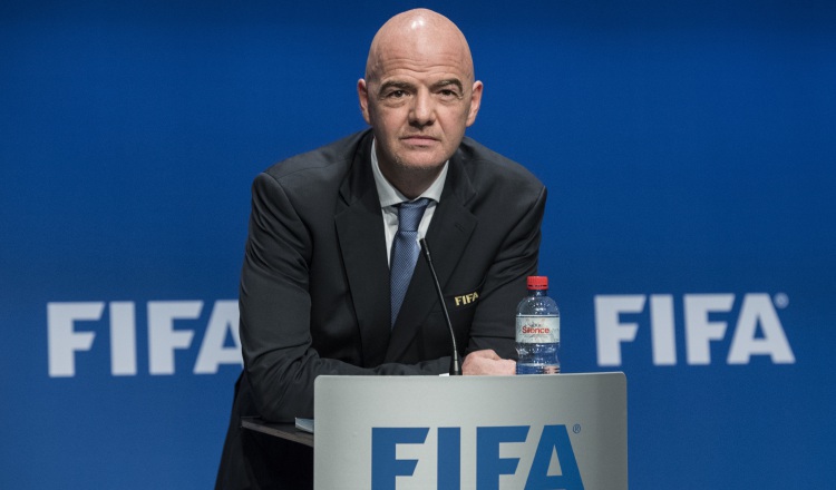 Gianni Infantino defiende su postura de un Mundial ampliado. /Foto AP