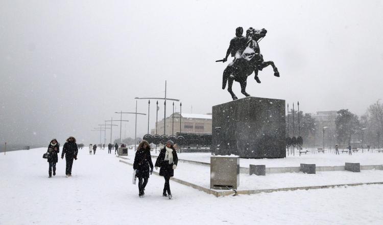 Las personas pasean cerca del monumento de Alejandro Magno. /Foto EFE