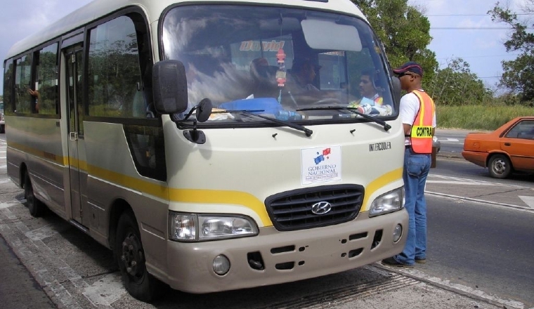 Práctica que fue criticada: El presidente Varela ha impulsado la compra masiva de buses de 30 pasajeros sin licitación, la cual ha permitido ayudar el negocio de un donante de su campaña. Durante la política, el actual gobernante criticó esta forma de adquisición de bienes.