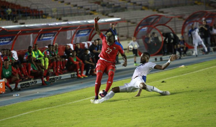 Abdiel Arroyo (izq.) fue uno de los cambios de Panamá. /Foto Anayansi Gamez