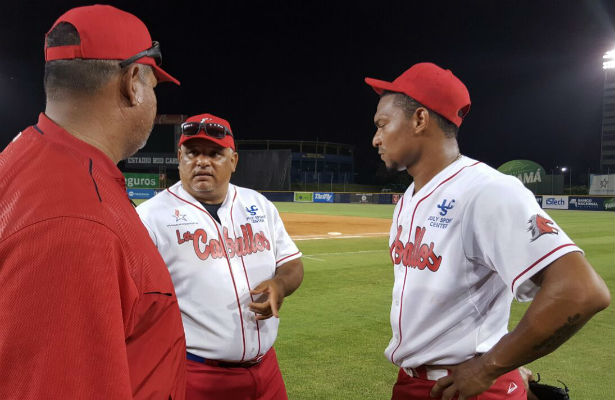 Olmedo Sáenz (centro) es el técnico de los Caballos de Coclé./ Foto Cortesía