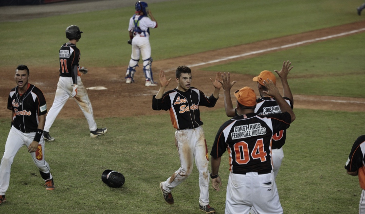 Alberto Céspedes (izq.) es uno de los jugadores de experiencia y bujía del equipo santeño en el Campeonato Nacional de Béisbol Juvenil. Anayansi Gamez