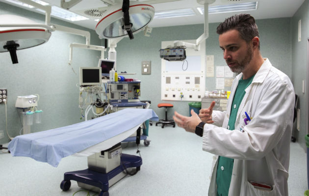 El coordinador de la Unidad de Grandes Quemados del Hospital Miguel Servet de Zaragoza, Enrique Monclús. Foto/ EFE