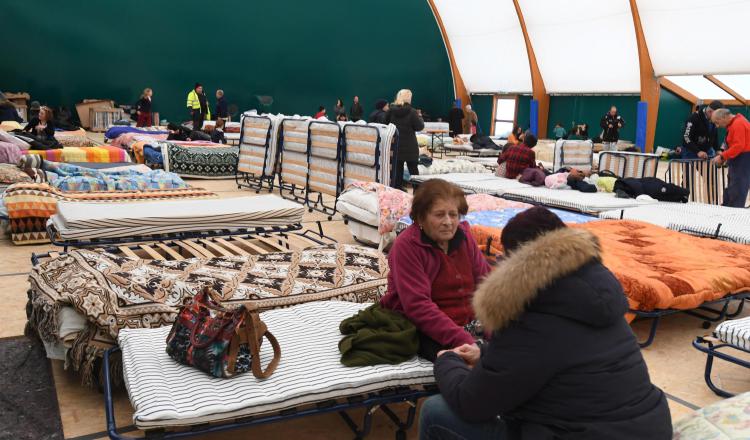 Personas desplazadas descansan en el interior de unas instalaciones en Capitignano