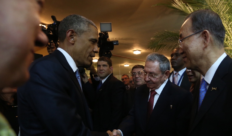 El momento histórico de la VII Cumbre de las Américas, cuando Barack Obama y Raúl Castro se encuentran y conversan brevemente. FOTO/ARCHIVO