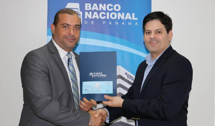 Banco Nacional de Panamá reafirma su compromiso con el Sporting San Miguelito FC, llevando a cabo la entrega de un patrocinio, cumpliendo así con su misión de ir más allá del negocio propio de la banca. Apoyar el deporte se ha convertido en una de las metas de la actual administración del Banco Nacional, con la finalidad de promover el desarrollo integral de quienes al practicarlo se dedican de manera profesional. AC302974