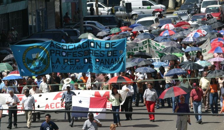 Los gremios magisteriales han sido uno de los pocos grupos que han logrado un aumento salarial mediante protestas. Ellos esperan que el Gobierno cumpla con el segundo aumento de $300 que se les prometió. Educadores en la calle: Los gremios magisteriales han sido uno de los pocos grupos que han logrado un aumento salarial mediante protestas. Ellos esperan que el Gobierno cumpla con el segundo aumento de $300 que se les prometió.