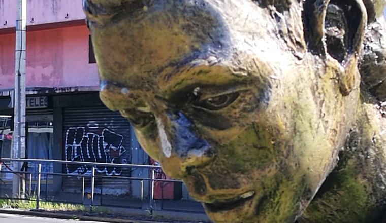 De cara a la realidad: El monumento denominado “Con nuestra bandera hacia la cerca” trata de reivindicar nuestra soberanía, pero irónicamente envía también un mensaje de poco importa de las autoridades, ante el deterioro que sufre la estructura.