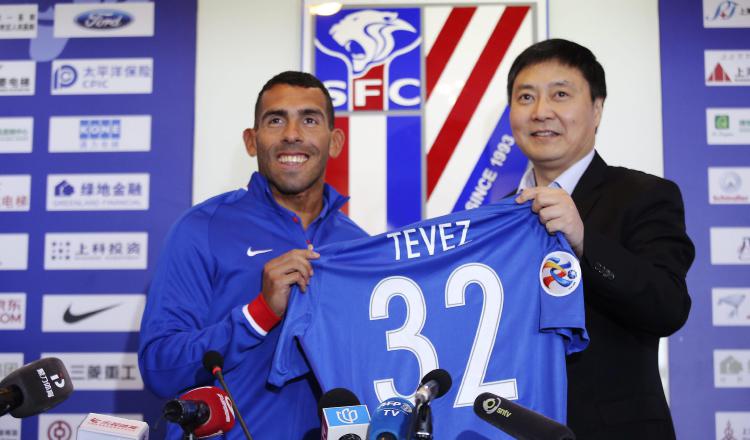 Tévez fue presentado ayer por su nuevo club, Shanghai Shenhua. AP