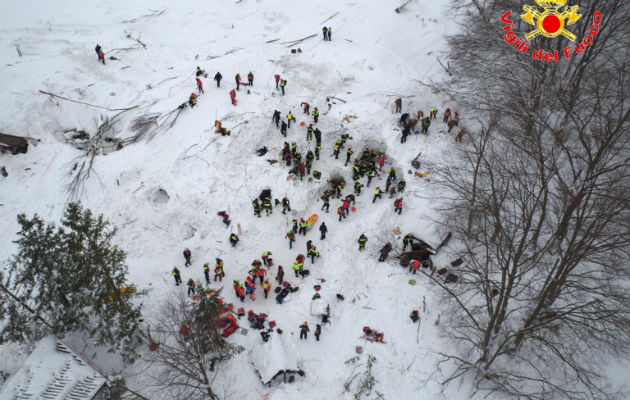 Los equipos de rescate trabajan duro para encontrar a los desaparecidos. FOTO/EFE
