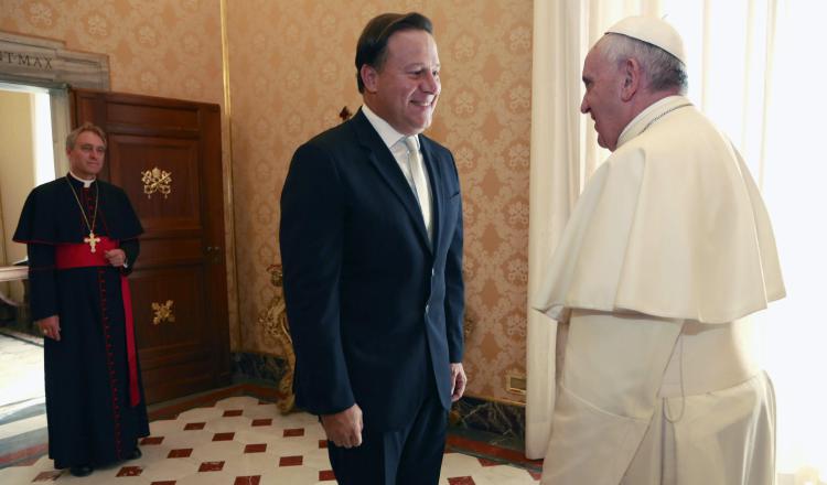 El presidente Juan Carlos Varela prometió la visita del papa Francisco a Panamá. Archivo