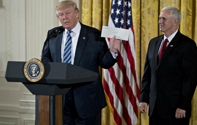 Donald Trump en compañía del Vicepresidente Mike Pence. FOTO/AP