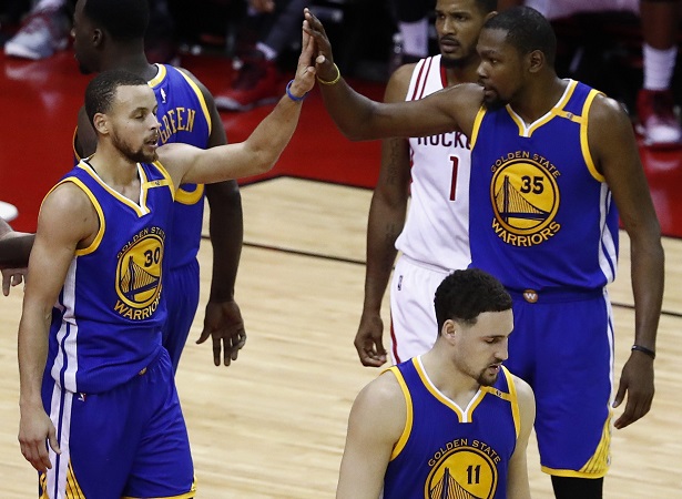Los Warrios le ganó el duelo a LeBron James. Foto/EFE