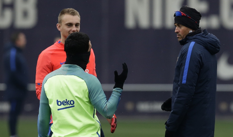 Luis Enrique (der.) habla con Arda Turan y Jasper Cillessen. AP