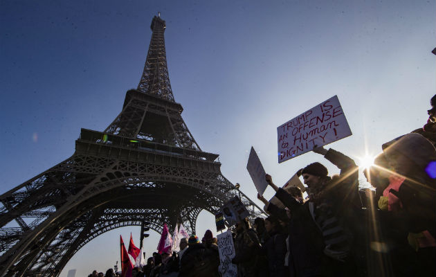  La Torre Eiffel en París fue el punto de una marcha contra Donald Trump recientemente.