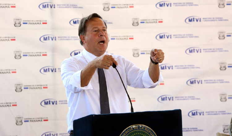 El presidente Juan Carlos Varela le pidió al ministro Mario Etchelecu que en vez de regalar 25 mil casas, que ahora sean unas 100 mil, antes de que se termine su gestión.  Cortesía 