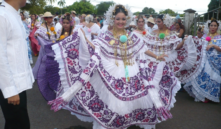 Panameños, en su mayoría, acuden a las ferias que se registran a lo largo del país, así como al Desfile de las Mil polleras. Archivo