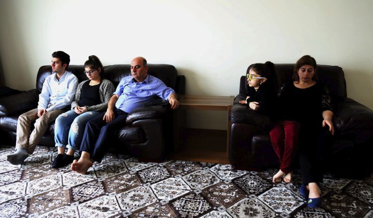 Miembros de la familia de Fraud Sharif, en una residencia en Erbil. EFE