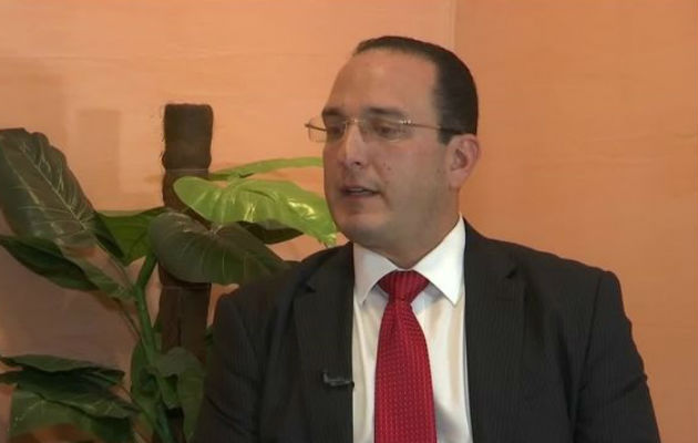 Su abogado  Ezra Ángel confirmó la decisión.