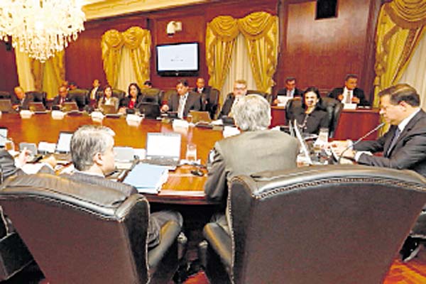 Población castiga a ministros por desatención en problemas sociales