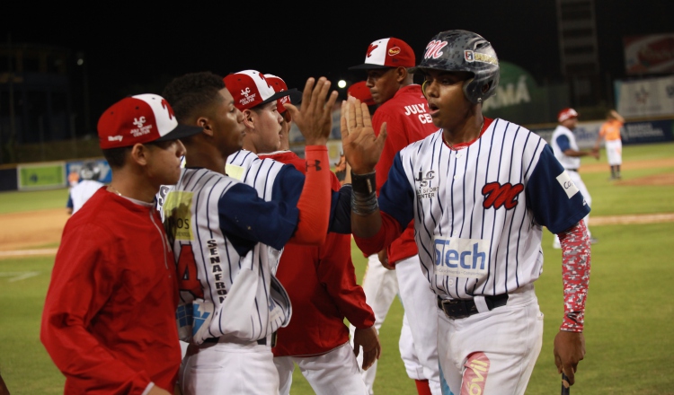 Abraham Hidalgo (dcha.) empujó siete carreras en la serie contra Chiriquí Occidente, para ser el líder del equipo en este departamento. Anayansi Gamez