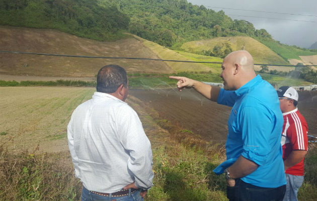 Rolando Mirones conversa con agricultores de Chiriquí