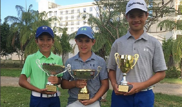 De izq. a dcha.: Diego Álvarez, Samuel Durán y Alejandro Murakami posan con sus respectivos trofeos. Cortesía/Apagolf