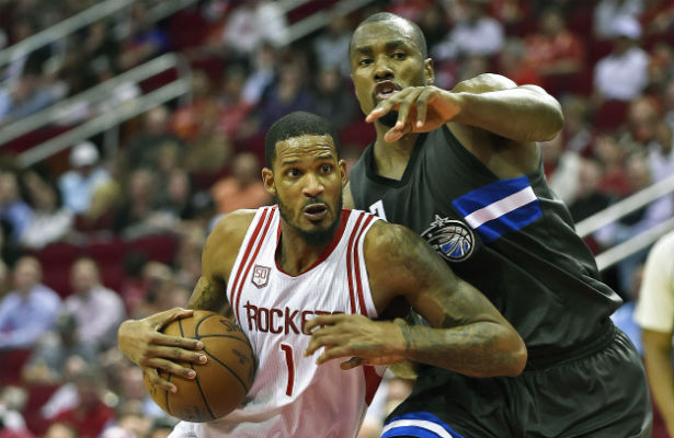  Trevor Ariza (1), de los Rockets, en uno de sus viajes a la canasta./ Foto AP