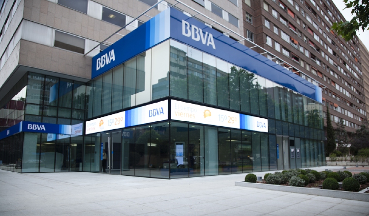 La operación del BBVA en el país representa el 25 por ciento del beneficio de los activos y la del Banco Santander, el 18%. Archivo