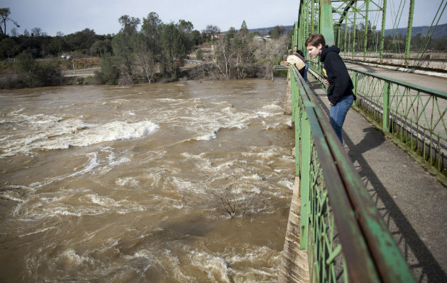 Un grupo de personas observa el río Feather desde el puente Table Mountain en Oroville, California. FOTO/EFE