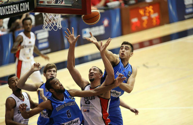 Jamal Levy (6) con el Weber Bahía./ Foto Cortesía