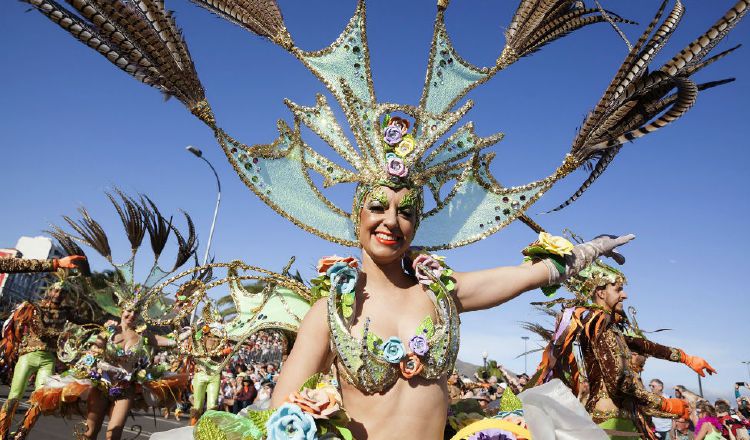 Máscaras  y disfraces completos son las características de todos los Carnavales en el mundo. EFE