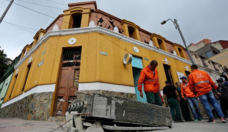 Hubo serios daños materiales en los edificios cercanos. /Foto EFE