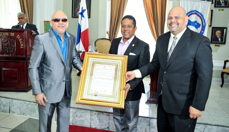Entrega del reconocimiento por el gobernador de Panamá. Entrega del reconocimiento por el gobernador de Panamá.