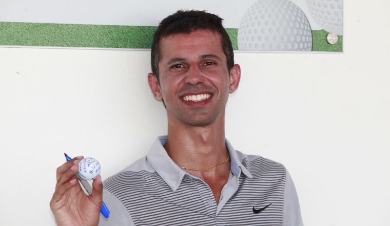 Ordóñez muestra la pelota del 'ace'. Ordóñez muestra la pelota del 'ace'.