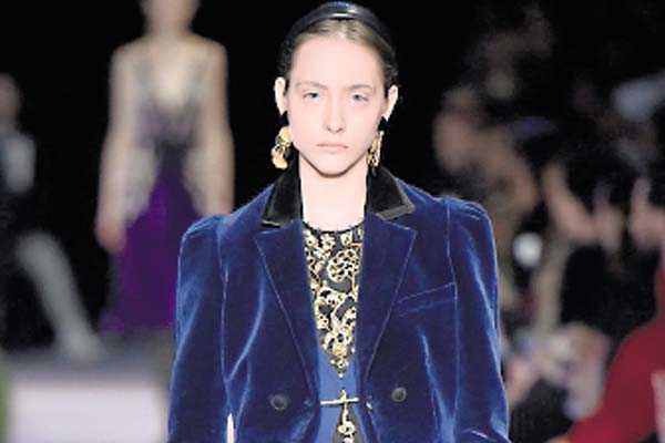 Velvet: La textura aterciopelada reinó en la pasarela como una de las mejores aliadas para la temporada de frío. La textura se vio en trajes, sacos, vestidos largos, entre otras prendas.